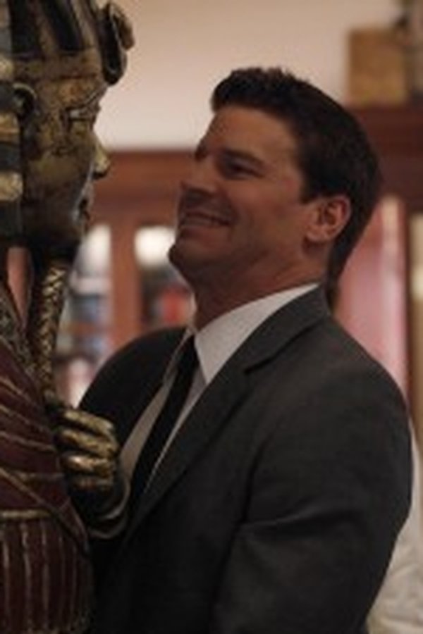 Bones – S05E05 – Una notte al museo delle mummie