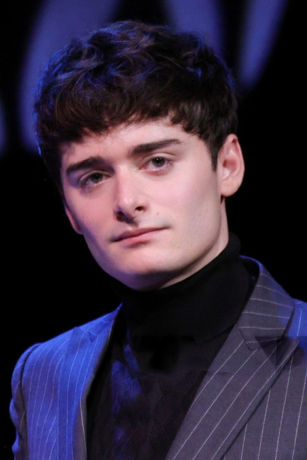 Noah Schnapp's headshot