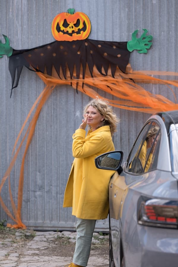 À l'approche d'Halloween, Candice accompagne Antoine choisir des citrouilles pour faire plaisir à sa fille, Suzanne. Distraite par une sorcière qui lui fait goûter des confitures maison, elle oublie de surveiller la petite et Nathan, un garçon avec lequel elle jouait. Après avoir été retrouvée, Suzanne dit que Nathan a été enlevé par Jack O' Lantern, l'épouvantail. Sébastien Gazini, le père de l'enfant disparu, est le patron d'une marque de bonbons à succès.