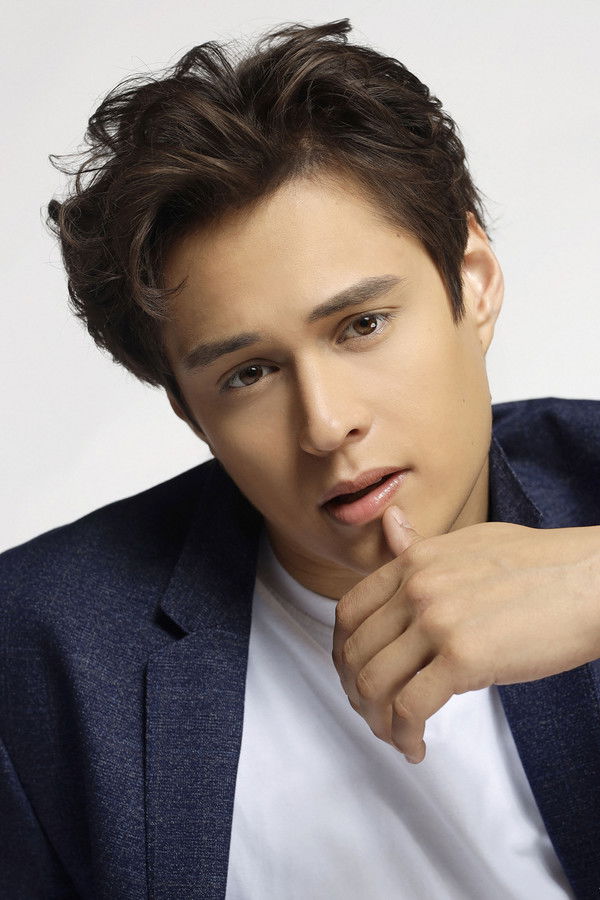 Enrique Gil's headshot