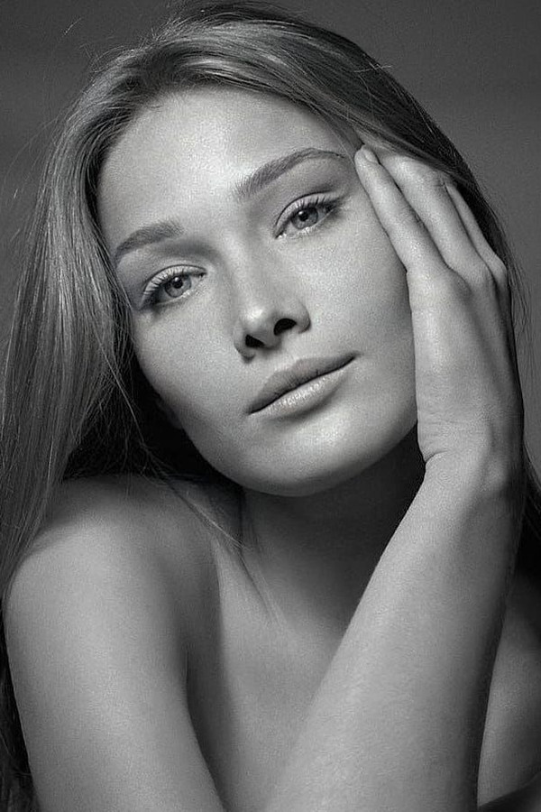 Carla Bruni's headshot