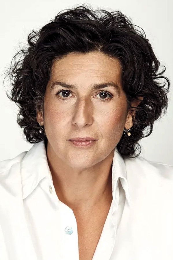 Elvira Mínguez's headshot