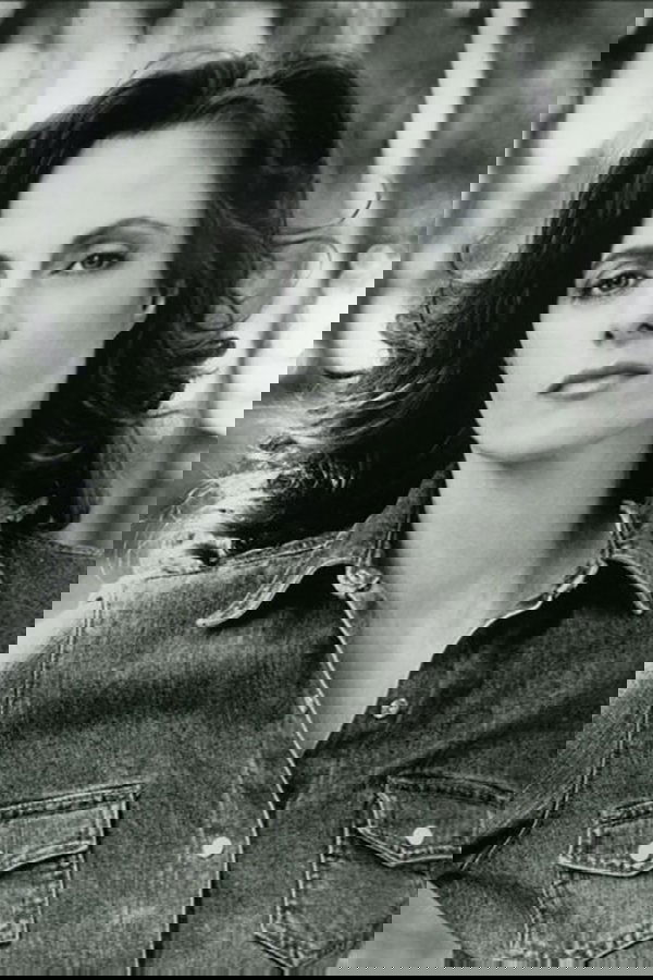 Lisa Blount's headshot