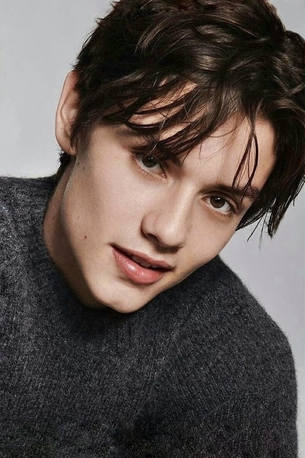 Louis Partridge's headshot