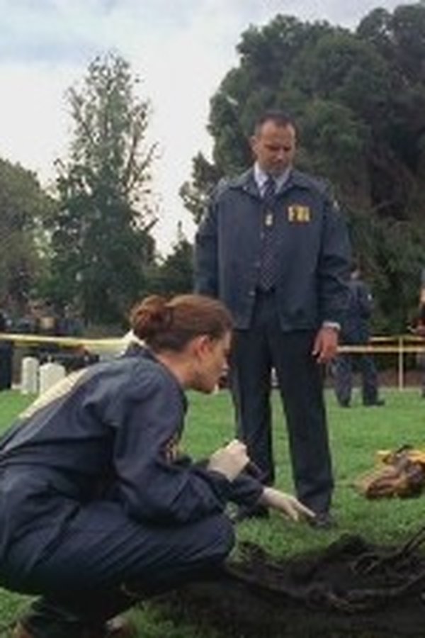 Bones – S01E21 – Il reduce sulla tomba