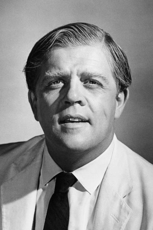Pat Hingle's headshot