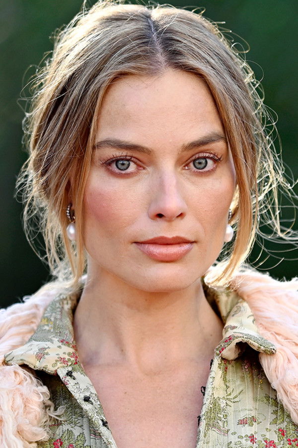 Margot Robbie's headshot