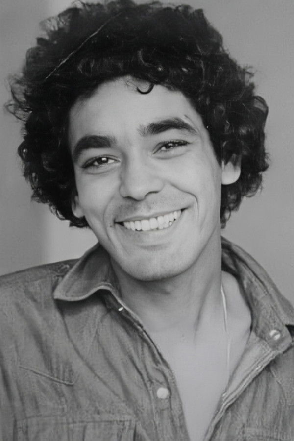 Mohamed Mounir's headshot