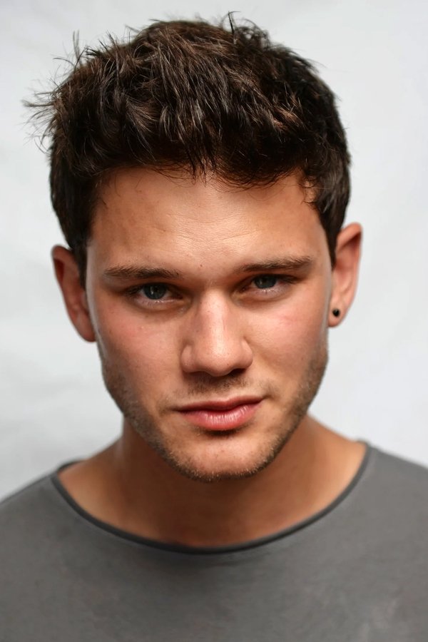 Jeremy Irvine's headshot