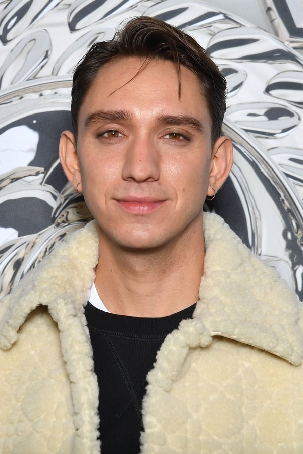 Oliver Sim's headshot