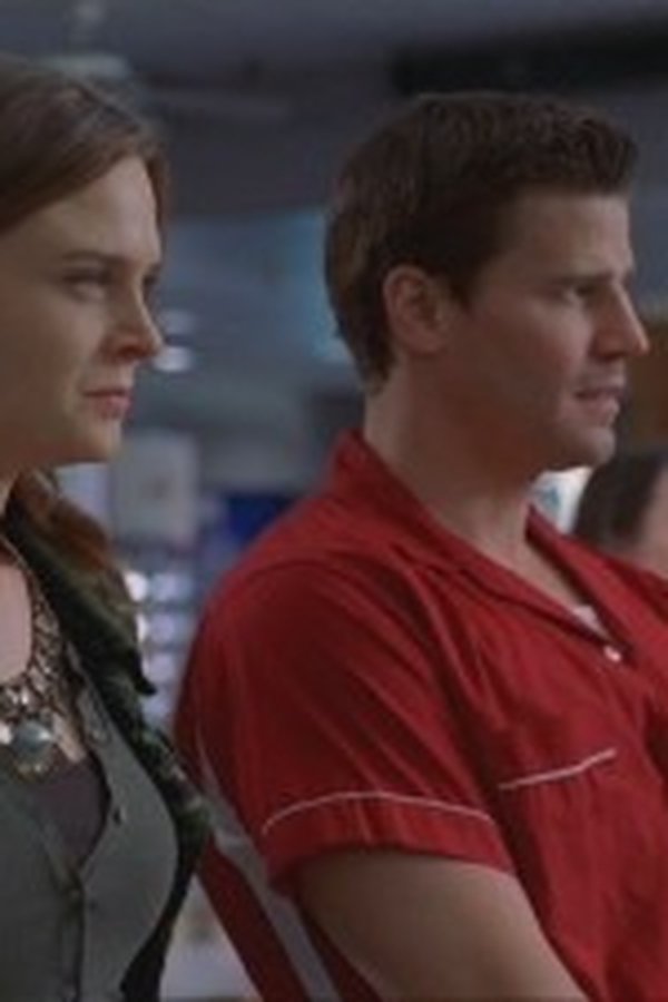 Bones – S01E12 – Morte di un supereroe