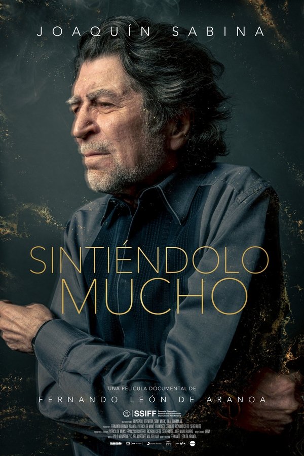 Retrato de Joaquín Sabina sin bombín, hecho a muy pocos centímetros de su piel, con nocturnidad y alevosía, por su amigo, el cineasta Fernando León de Aranoa. Un relato como su voz, áspero, directo y sin ecualizar, que cuenta sin atenuantes la intimidad del artista, sus bambalinas, su cara B. Que comienza cuando baja del escenario, que le acompaña en lo cotidiano, y así en lo inesperado: en la risa y en el drama. Sintiéndolo mucho es el resultado de trece años de rodaje juntos, y recorre todos los escenarios de Joaquín Sabina, públicos y privados, luminosos y ocultos. Un paseo por las claves de su vida y de su trabajo: por lo que le mueve, por lo que le inspira, por lo que le duele, desarrollado siempre a partir de situaciones vivas, compartidas, entre músico y cineasta.