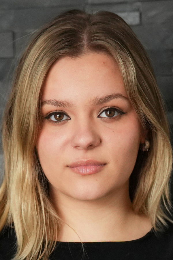 Maisy Stella's headshot