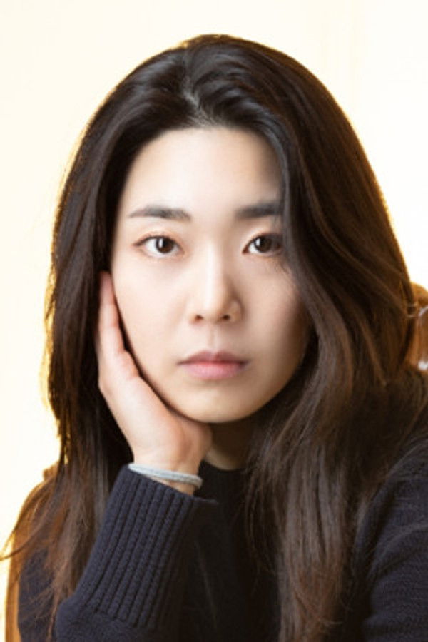 Han Woo-yeon's headshot