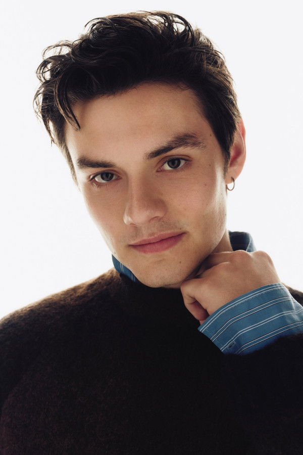 Louis Partridge's headshot