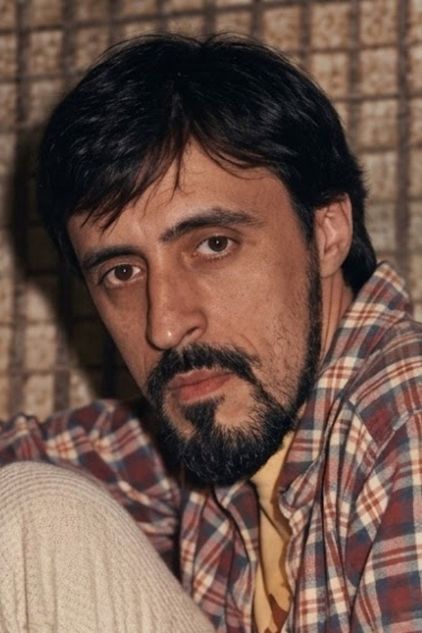 Ariel Coelho's headshot