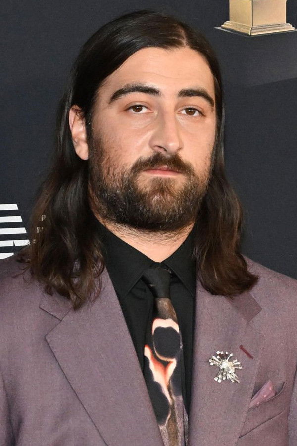 Noah Kahan's headshot