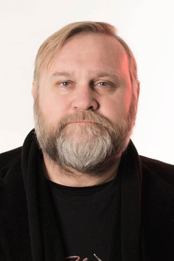 Carlos Kaspar's headshot