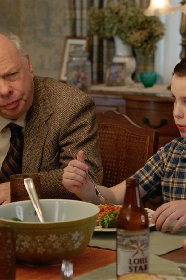 Young Sheldon – S01E21 – Hot dog, un impermeabile tascabile e Tony Danza
