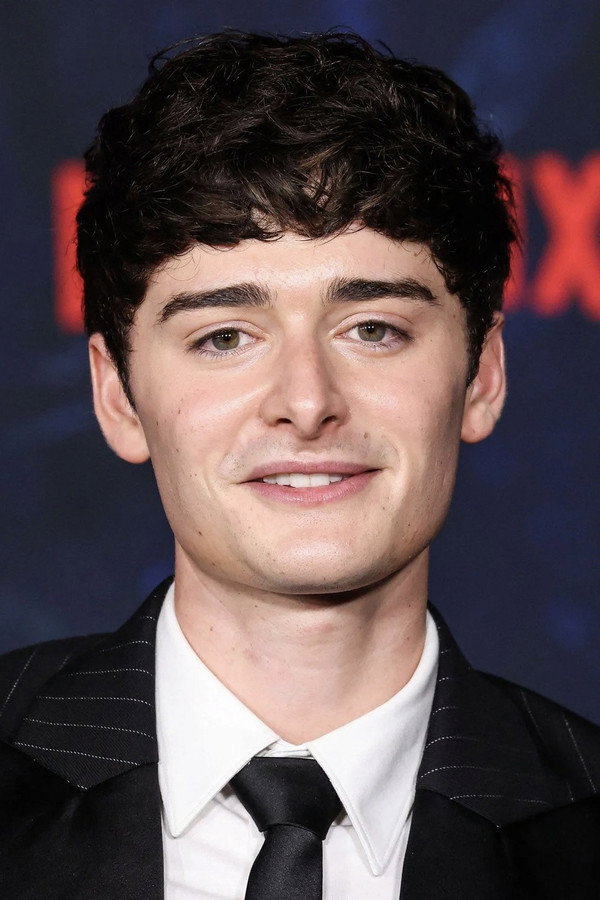 Noah Schnapp's headshot