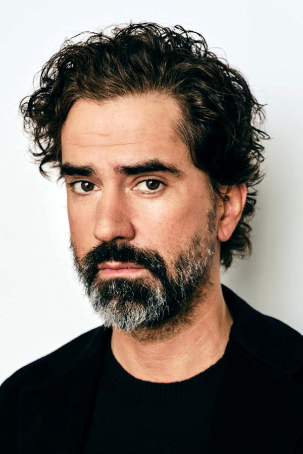 Hamish Linklater's headshot