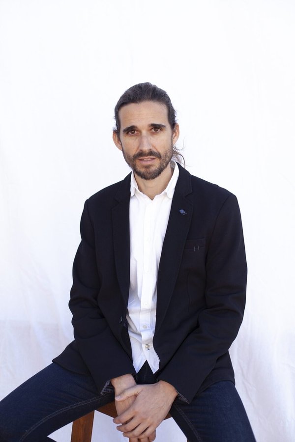 Gustavo León's headshot