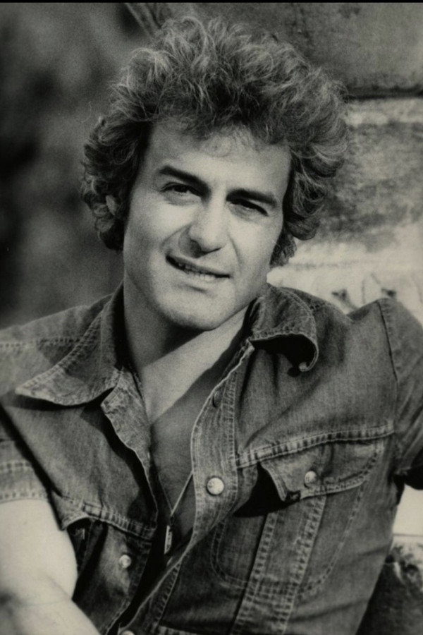 Gonzalo Vega's headshot