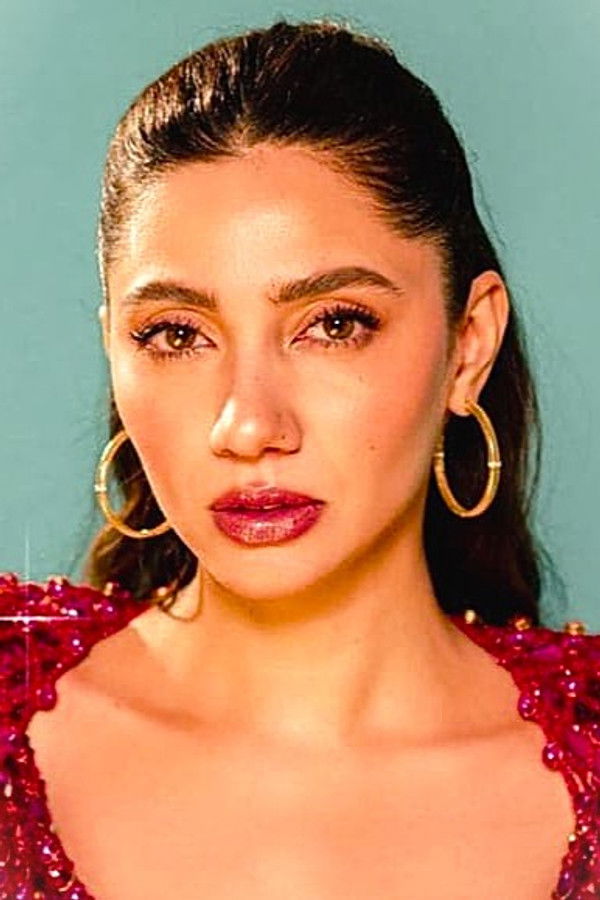 Mahira Khan's headshot