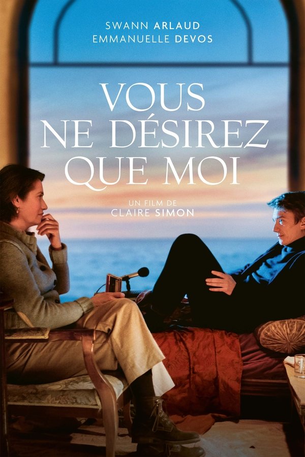 En octobre 1982 Yann Andrea a demandé à Michèle Manceaux de l’interviewer. Il est le compagnon de Marguerite Duras depuis deux ans, il a 38 ans de moins qu’elle, et Michèle, journaliste et écrivain est une complice et une voisine de Marguerite. Ils se retrouvent au premier étage de la maison de Neauphle et la première phrase de Yann est « je voudrais parler de Duras ». Oui, il voudrait y voir un peu plus clair : l’intensité de sa relation passionnelle avec l’écrivaine ne lui laisse plus aucune liberté. Au cours de ces deux séances d’entretien, il essaie, avec la complicité de Michèle Manceaux, de comprendre ce qu’il vit, de savoir comment sauver sa peau, et de continuer à aimer Marguerite.