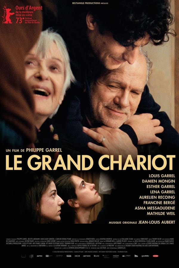 « Le grand chariot » est une constellation d’étoiles. C’est aussi un théâtre de marionnettes. C’est l’histoire d’une famille de marionnettistes, une fratrie, Louis et ses deux sœurs Martha et Lena, leur père qui dirige la troupe et la grand-mère qui a fabriqué les poupées. Ensemble, ils forment une compagnie et donnent des spectacles de marionnettes. Un jour, lors d’une représentation, le père meurt d’une attaque, laissant ses enfants seuls.