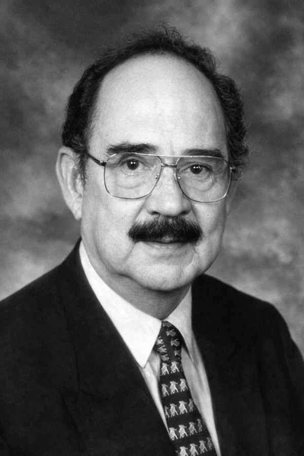 Roberto G. Rivera's headshot