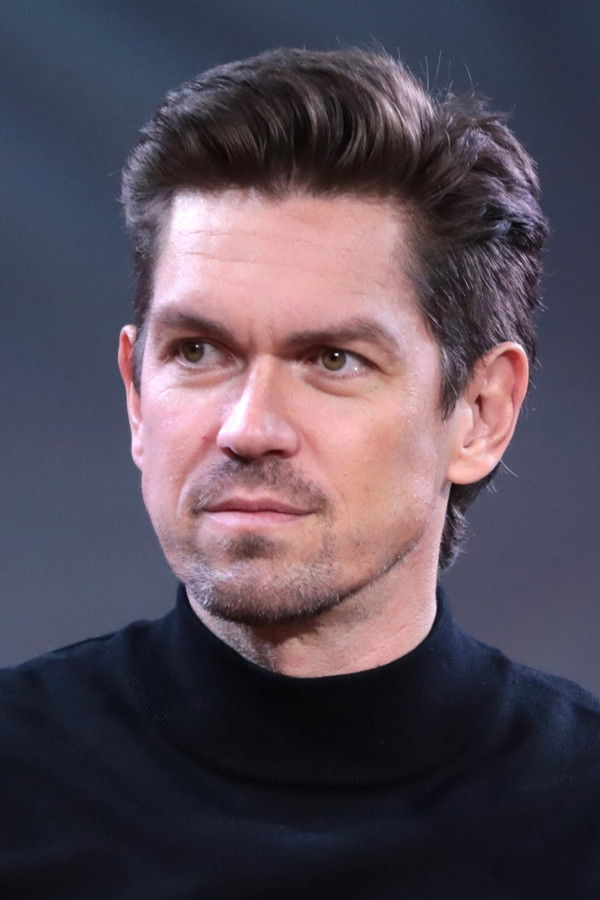 Steve Howey's headshot