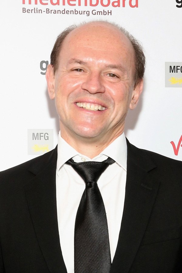 Robert Kulzer's headshot