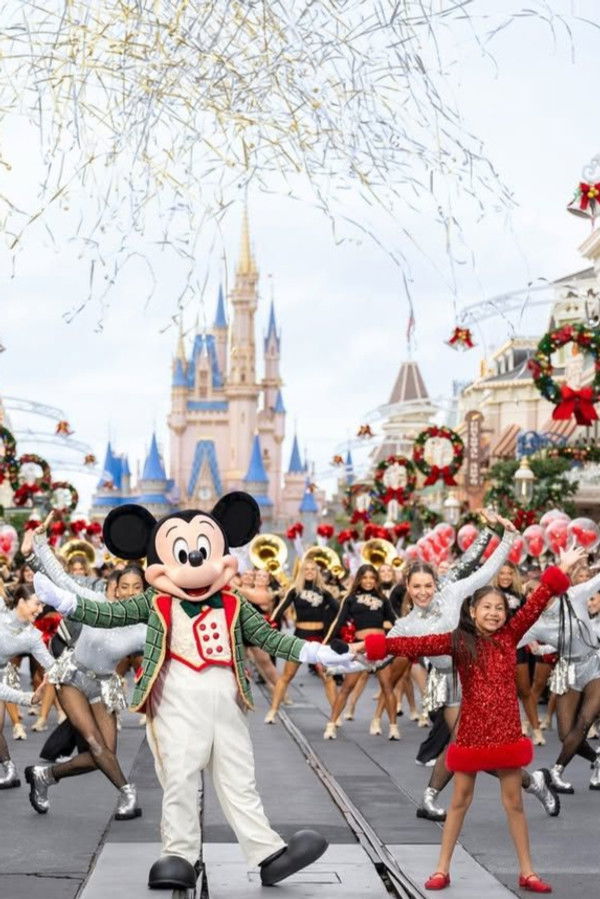 EN - Disney Parks Magical Christmas Day Parade - 2025