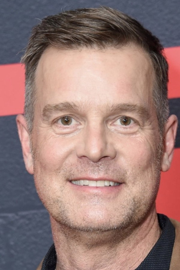 Peter Krause's headshot