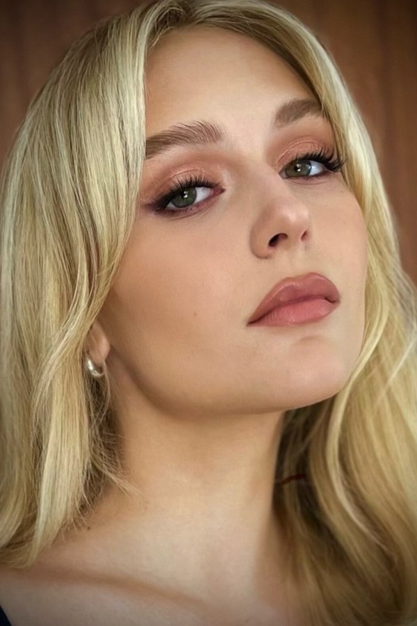 Alyvia Alyn Lind's headshot