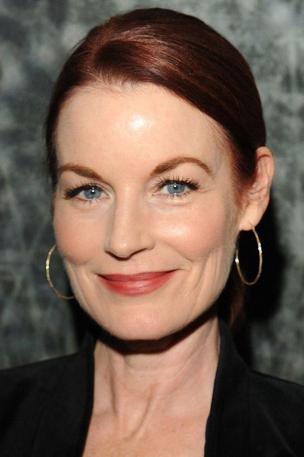 Laura Leighton's headshot