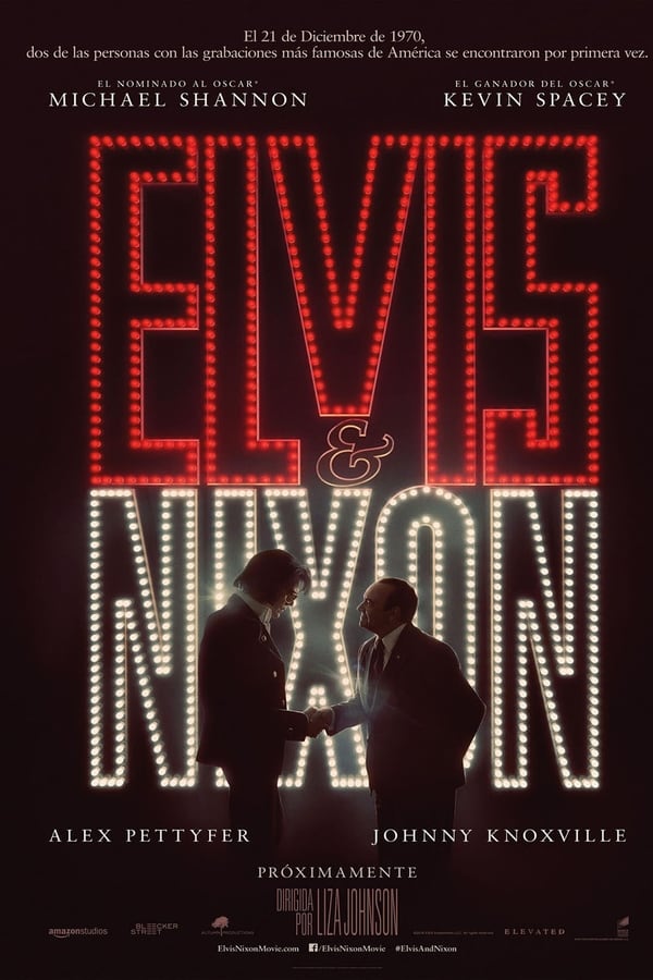 Richard Nixon recibió a Elvis Presley en el Despacho Oval de la Casa Blanca el 21 de diciembre de 1970. ¿El motivo? Al parecer, a Elvis se le metió en la cabeza que quería tener una placa de agente federal para poder luchar contra la drogadicción en su país, y los asesores de Nixon pensaron que no había problema en conceder tal deseo, a cambio de unas fotografías que podrían mejorar la imagen pública del presidente, a quien el Rey del Rock & Roll obsequió con un revólver de coleccionismo.