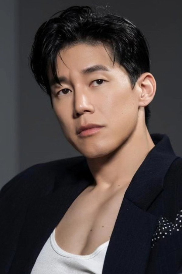 Kim Moo-yul's headshot