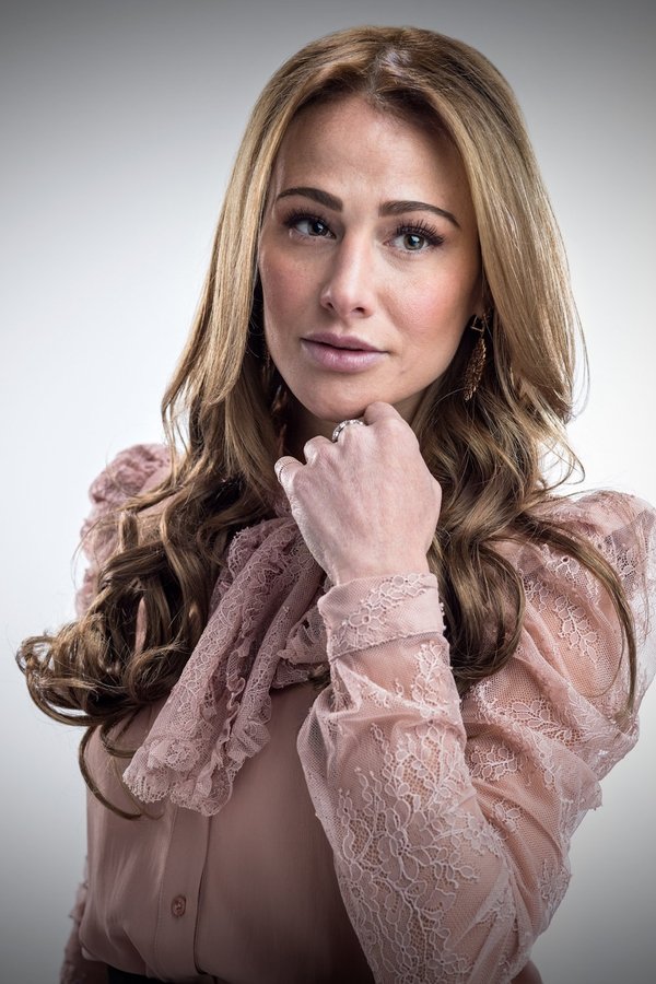 Ilithya Manzanilla's headshot