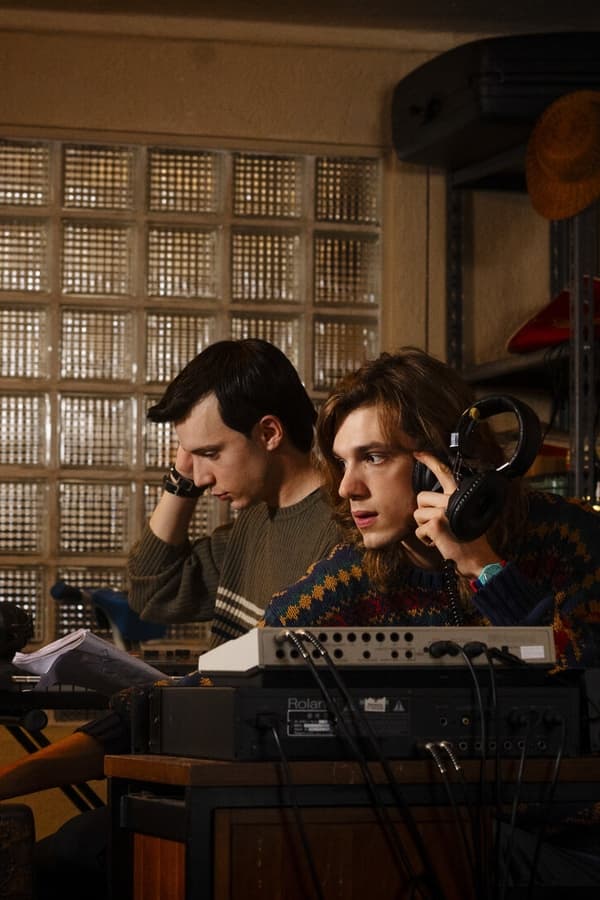 Hanno ucciso l’Uomo Ragno: La leggendaria storia degli 883 – S01E03 – Episodio 3