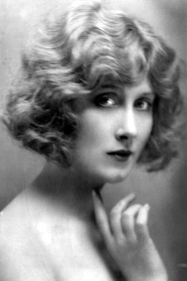 Helen Lee Worthing's headshot