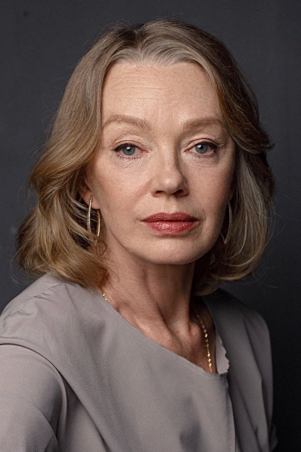 Elena Popova's headshot