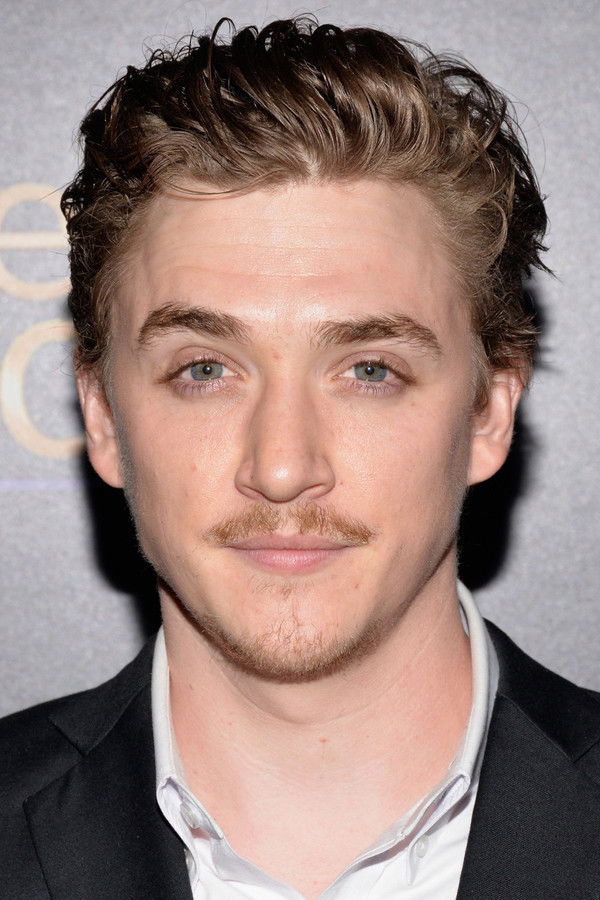 Kyle Gallner's headshot