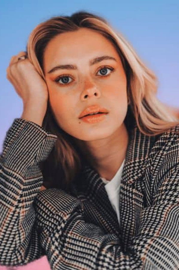 Elli Rhiannon Müller Osborne's headshot