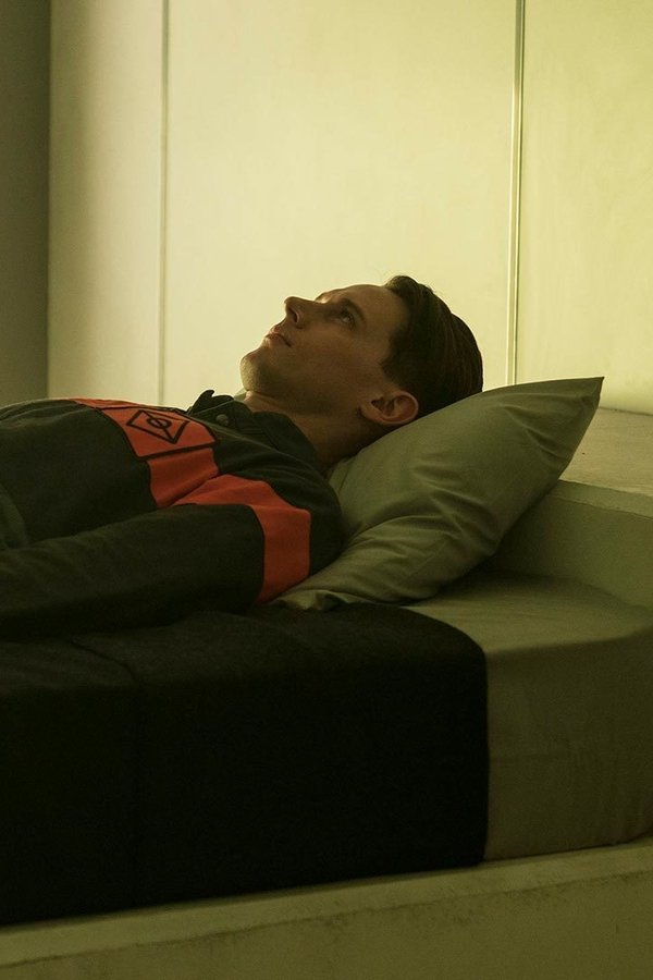 Dirk Gently, agenzia di investigazione olistica – S02E01 – Coniglio spaziale