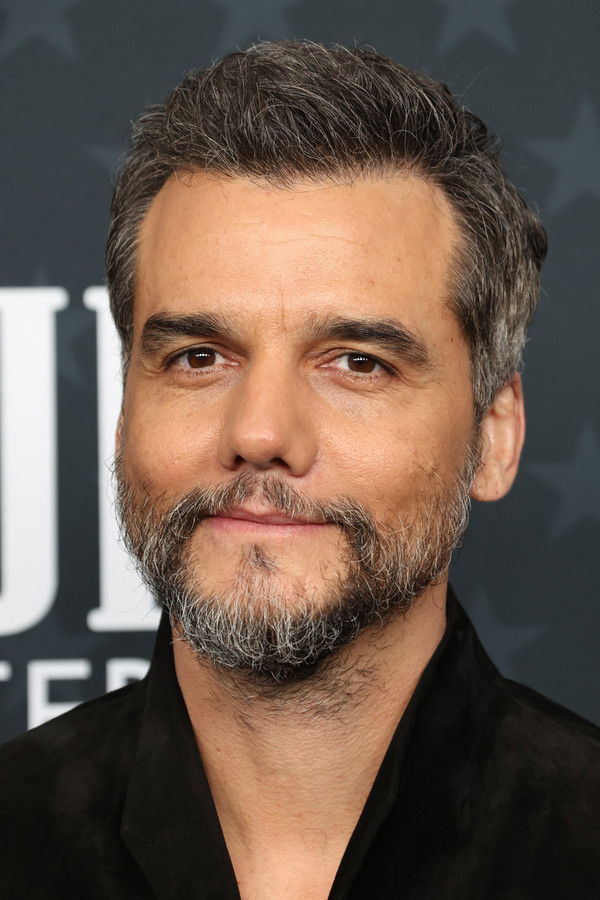 Wagner Moura's headshot