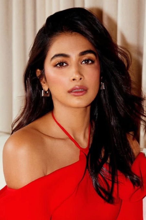 Pooja Hegde's headshot