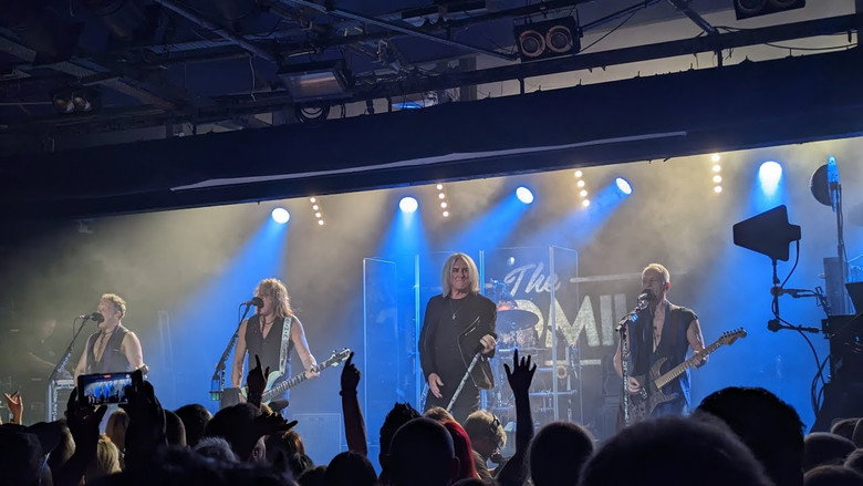 Def Leppard - Live at The Leadmill backdrop 1