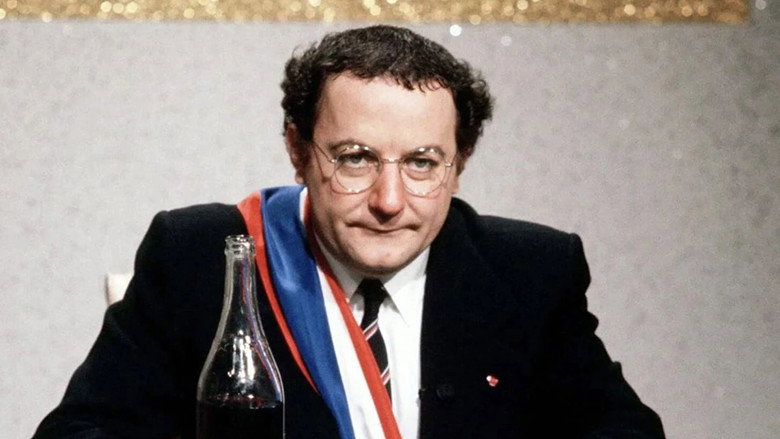 Coluche, la véritable histoire d'un mec backdrop 1